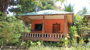 Un petit bâtiment d’un seul étage, doté d’un toit végétalisé et d’un balcon en bois.