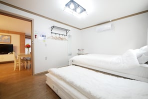 A hotel room with a bed, a desk, and a chair. - Liz's House - Hostel (Seoul)
