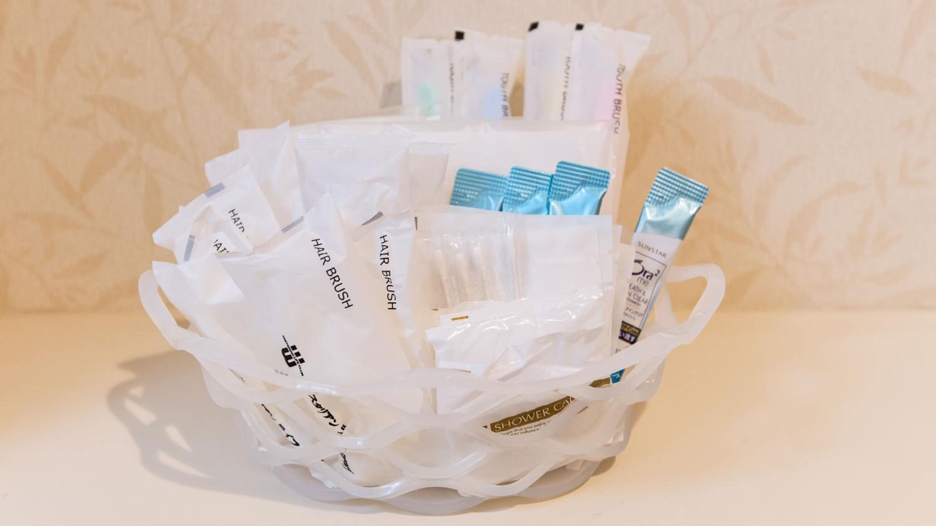 separate bathtub and shower, hydromassage showerhead, free toiletries