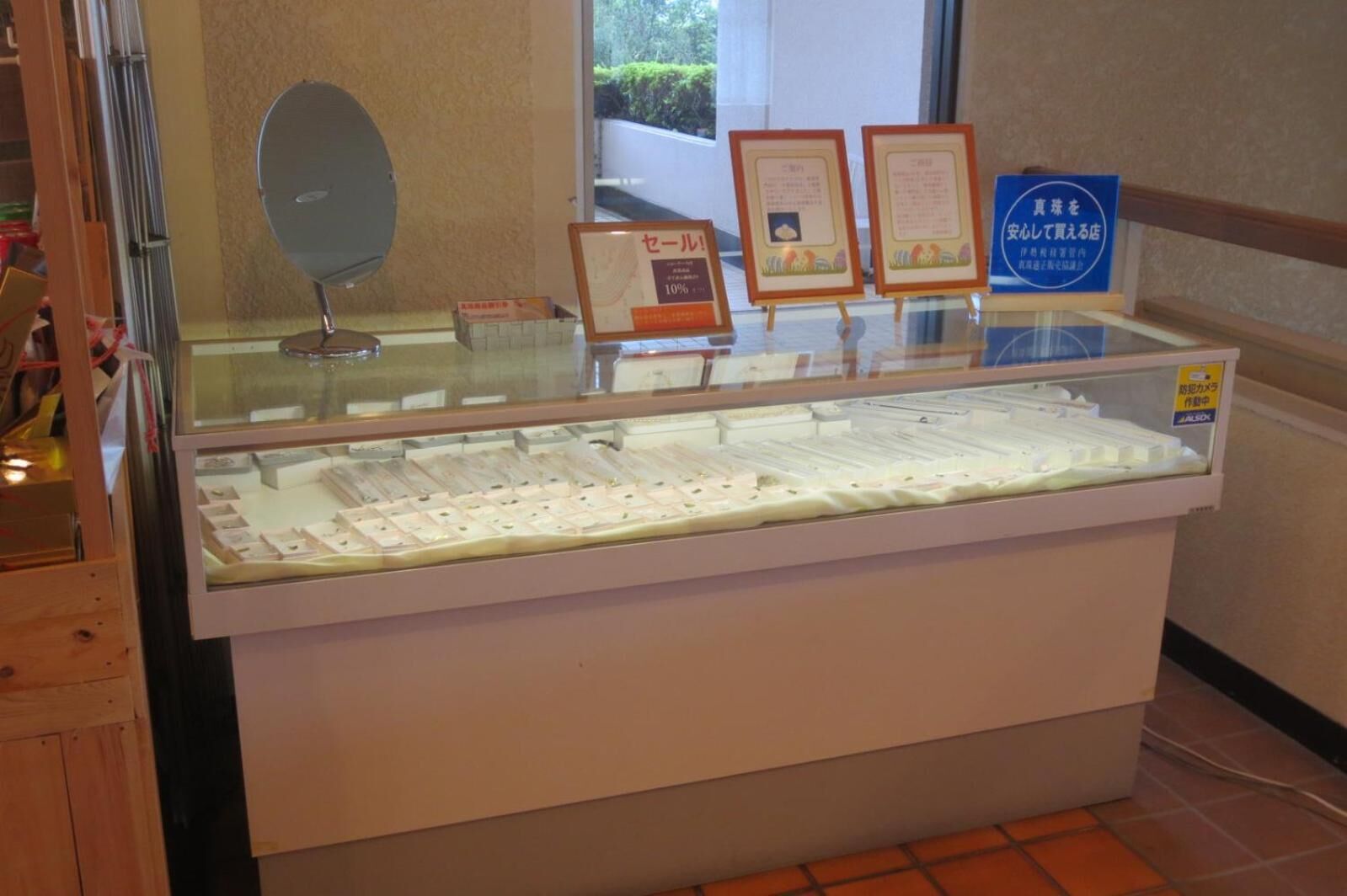 separate bathtub and shower, hydromassage showerhead, free toiletries