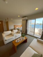 华丽开间套房 | 客房内保险箱、特色装修、特色家居、办公桌