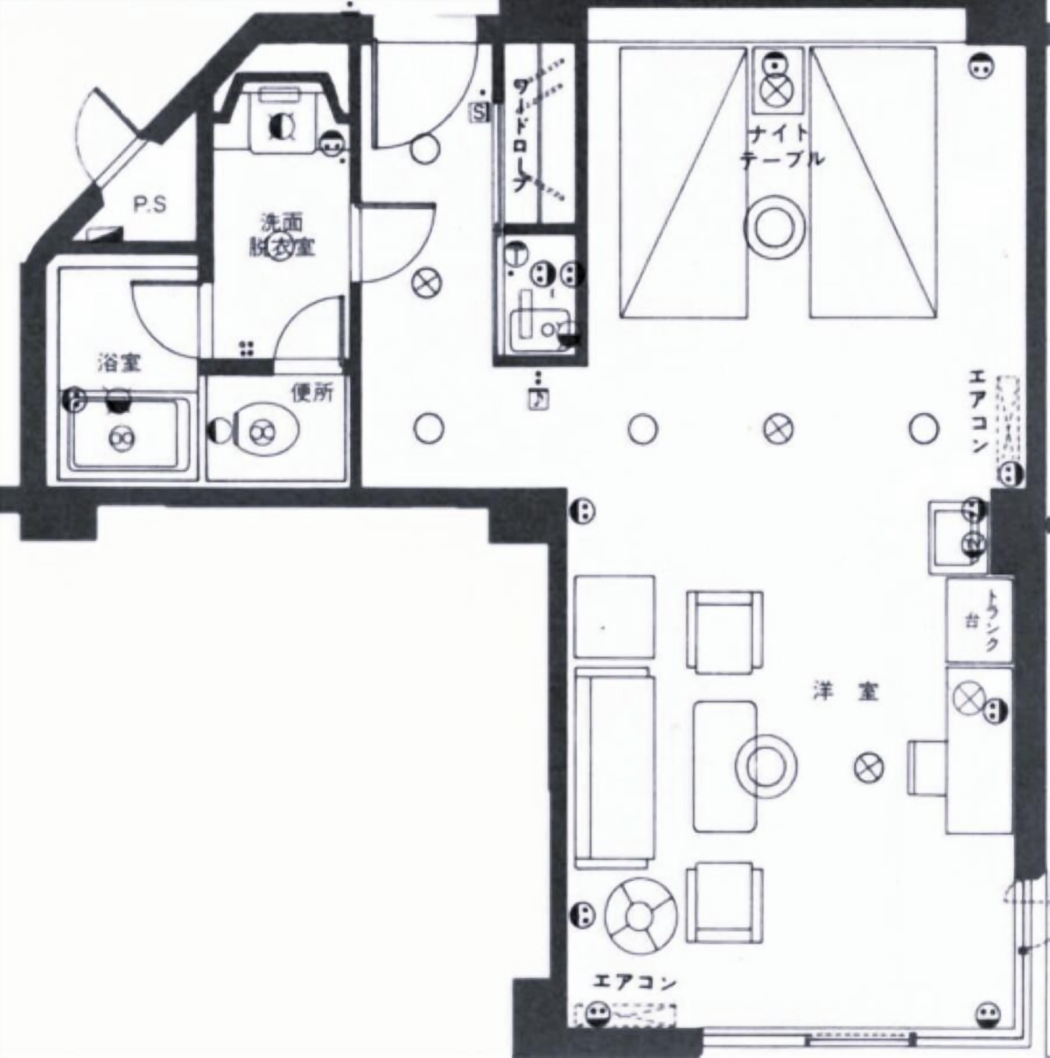 Un plan d’étage d’hôtel comprenant une chambre « personnes à mobilité réduite », une salle de bain, un coin repas et une réception.
