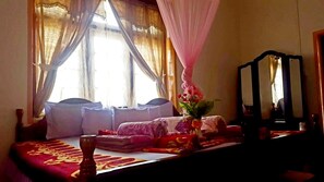 Free minibar items, in-room safe, desk, blackout curtains - Bel View Guest House (Haputhale)