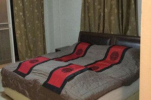Standard Queen Room | Bàn, màn/rèm cản sáng, truy cập Internet không dây miễn phí 