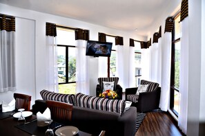 108 cmの薄型テレビ (衛星放送視聴可)、LED テレビ