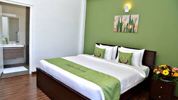 1 bedroom, premium bedding, desk, soundproofing