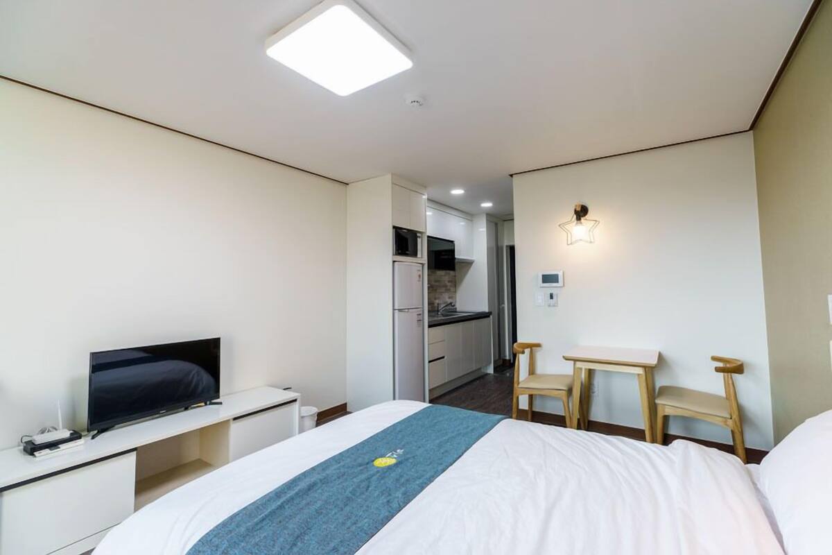 Studio (26sqm) | Desk, blackout drapes, WiFi (free)