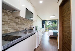 Refrigerador, microondas, placa de cocina, tetera/pava eléctrica