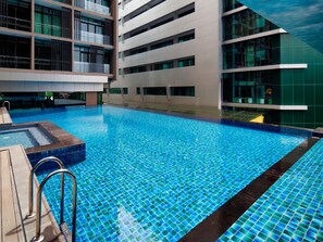 Una piscina al aire libre
