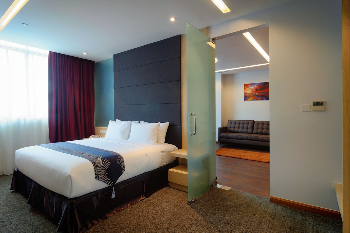 Premium bedding, in-room safe, desk, soundproofing