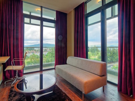 SOHO | Premium bedding, in-room safe, desk, soundproofing
