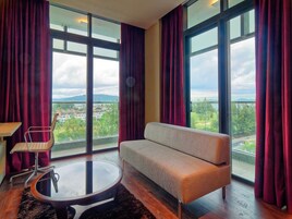 Room (SOHO) | Peralatan tempat tidur premium, peti besi dalam bilik, meja 