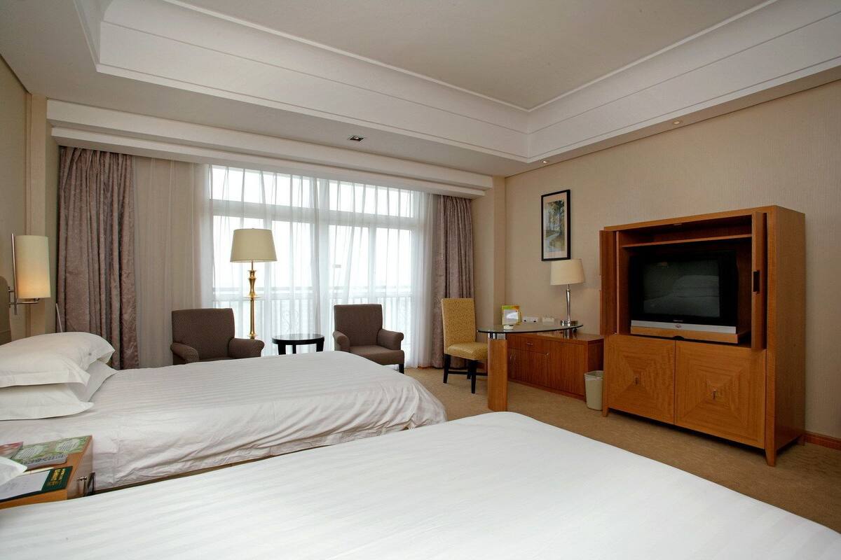 Business Twin Room | Minibar, in-room safe, desk, blackout drapes