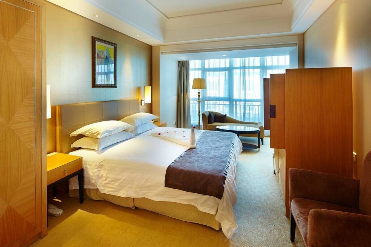 Business King Room | Minibar, in-room safe, desk, blackout drapes