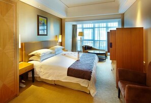 Minibar, caja de seguridad en la habitación y escritorio