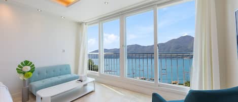 Double or Twin Room (Beethoven) | Living area | 40-inch flat-screen TV with cable channels, TV
