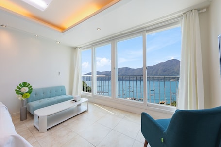 Double or Twin Room (Beethoven) | Living area | 40-inch flat-screen TV with cable channels, TV