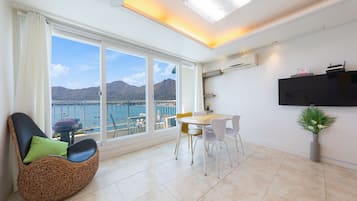 Habitaciรณn (Haydn) | Zona de estar | Televisiรณn de pantalla plana de 40ย pulgadas con canales por cable