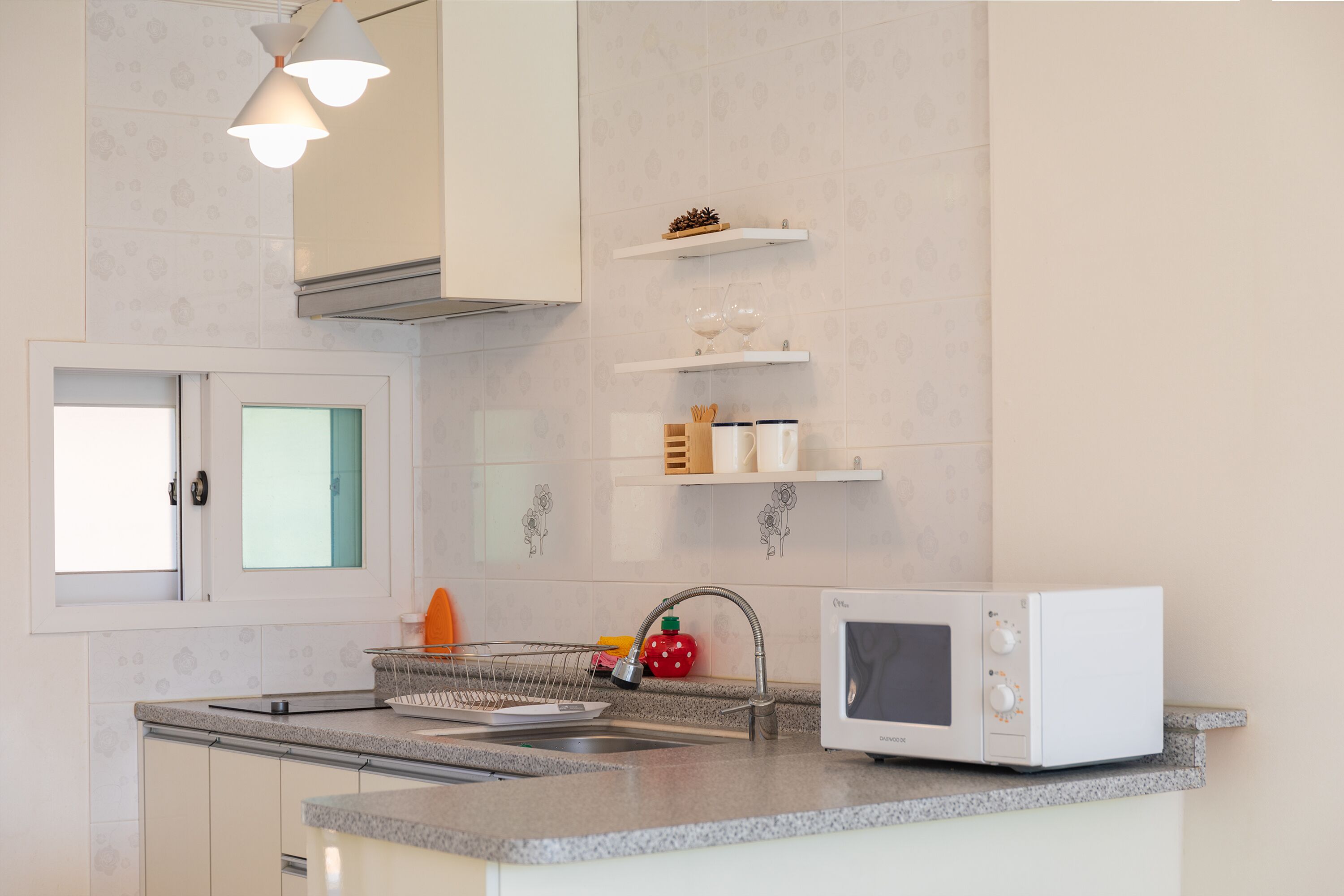 Micro-ondas, cooktop, chaleira elétrica, panela elétrica de arroz