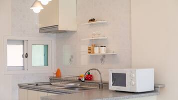 Micro-ondas, cooktop, chaleira elétrica, panela elétrica de arroz