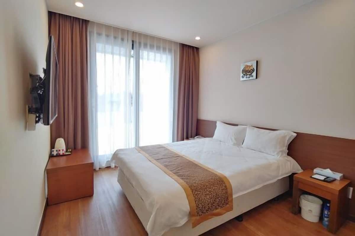 Blackout curtains, soundproofing, free WiFi, bed sheets