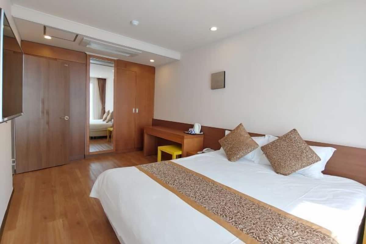 Blackout curtains, soundproofing, free WiFi, bed sheets