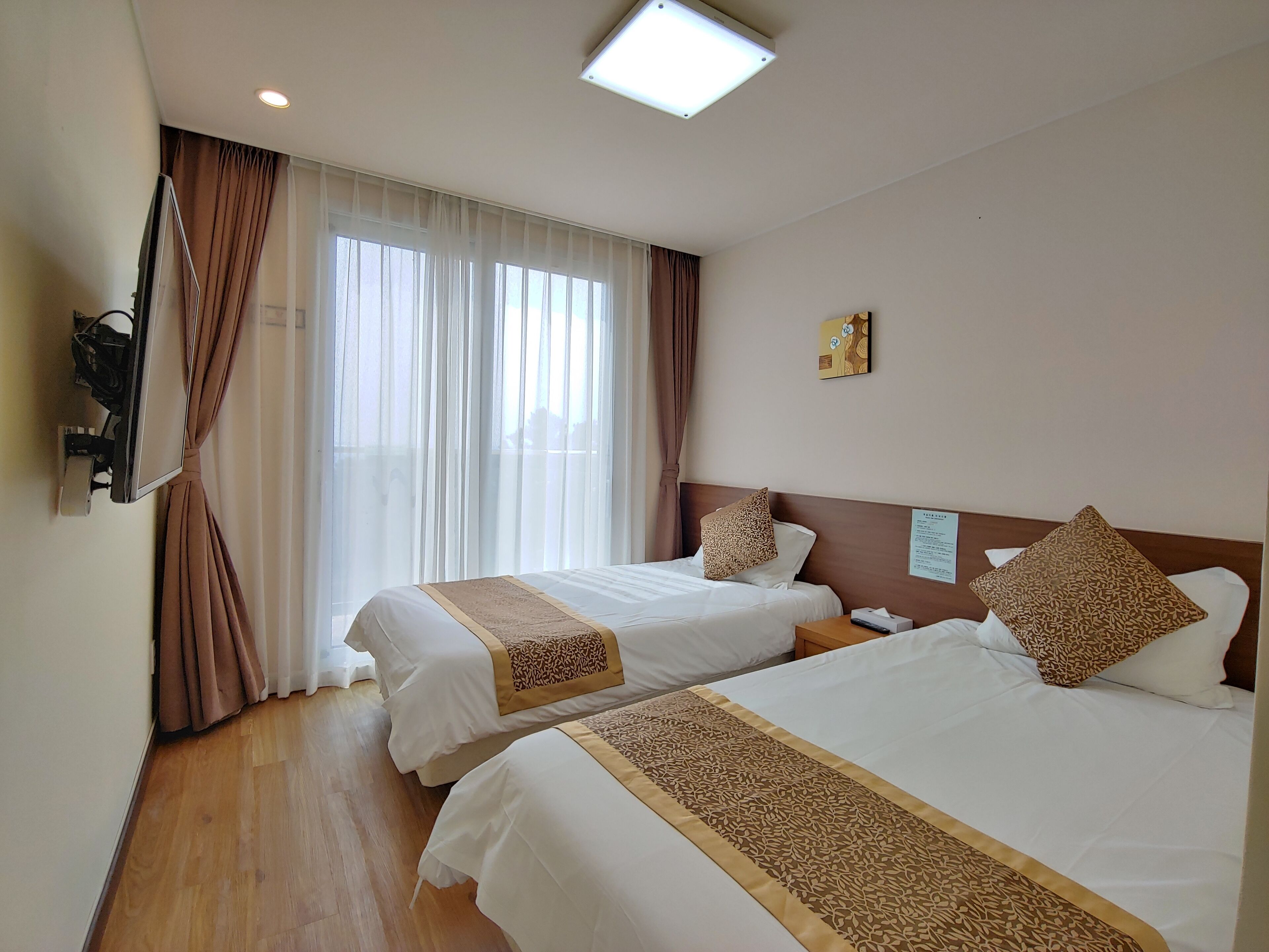 family room, ocean view | blackout curtains, soundproofing, free wifi