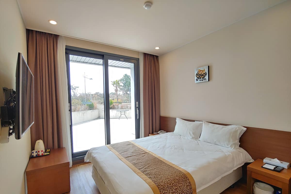 Basic Double Room, 1 Double Bed | Blackout curtains, soundproofing, free WiFi, bed sheets