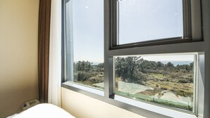 Una habitación con un ventanal grande que ofrece vistas a un paisaje natural.