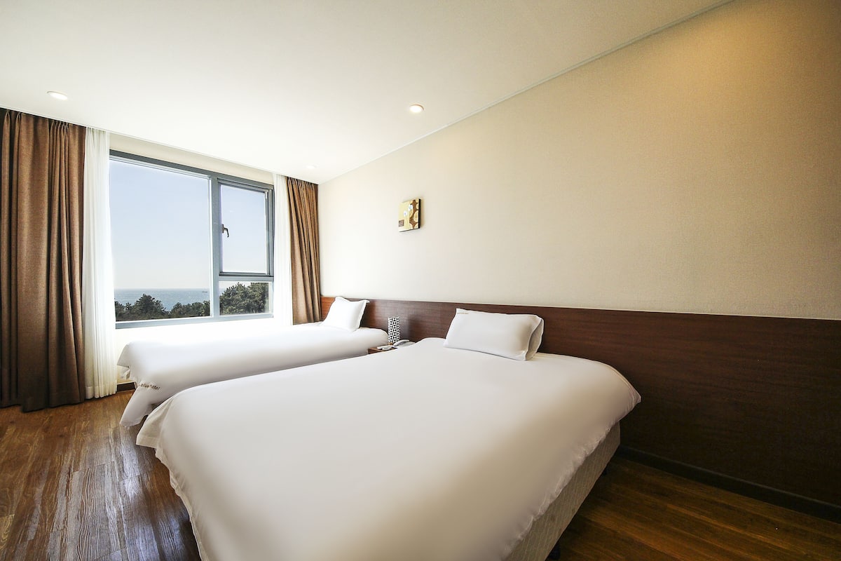 Twin Room, Ocean View | Blackout curtains, soundproofing, free WiFi, bed sheets