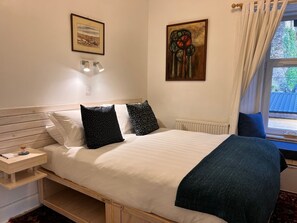Individually decorated, desk, blackout drapes, iron/ironing board - Failte Bed and Breakfast (Oban)