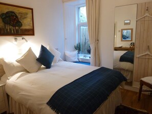 Double Room (Small) | Individually decorated, desk, blackout drapes, iron/ironing board - Failte Bed and Breakfast (Oban)