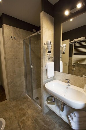 Habitación doble urbana (Small) | Baño | Regadera, regadera tipo lluvia, amenidades de baño gratuitas 