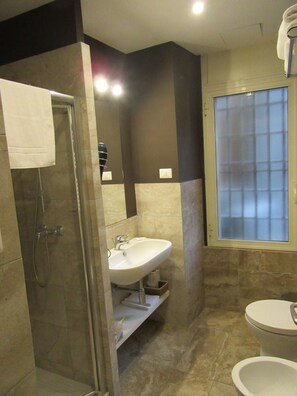 Chambre Ville double (Small) | Salle de bain | Douche, douche cascade, articles de toilette (gratuits)