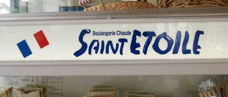Una exposición de sándwiches con un cartel que dice 'Boulangerie Chaude Saint Etolle'.
