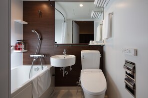 Kombination af bruser/badekar, gratis toiletartikler, hårtørrer