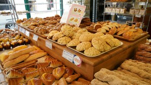 A bakery display with various baked goods. - Shin Iizuka Station Hotel (Iizuka)