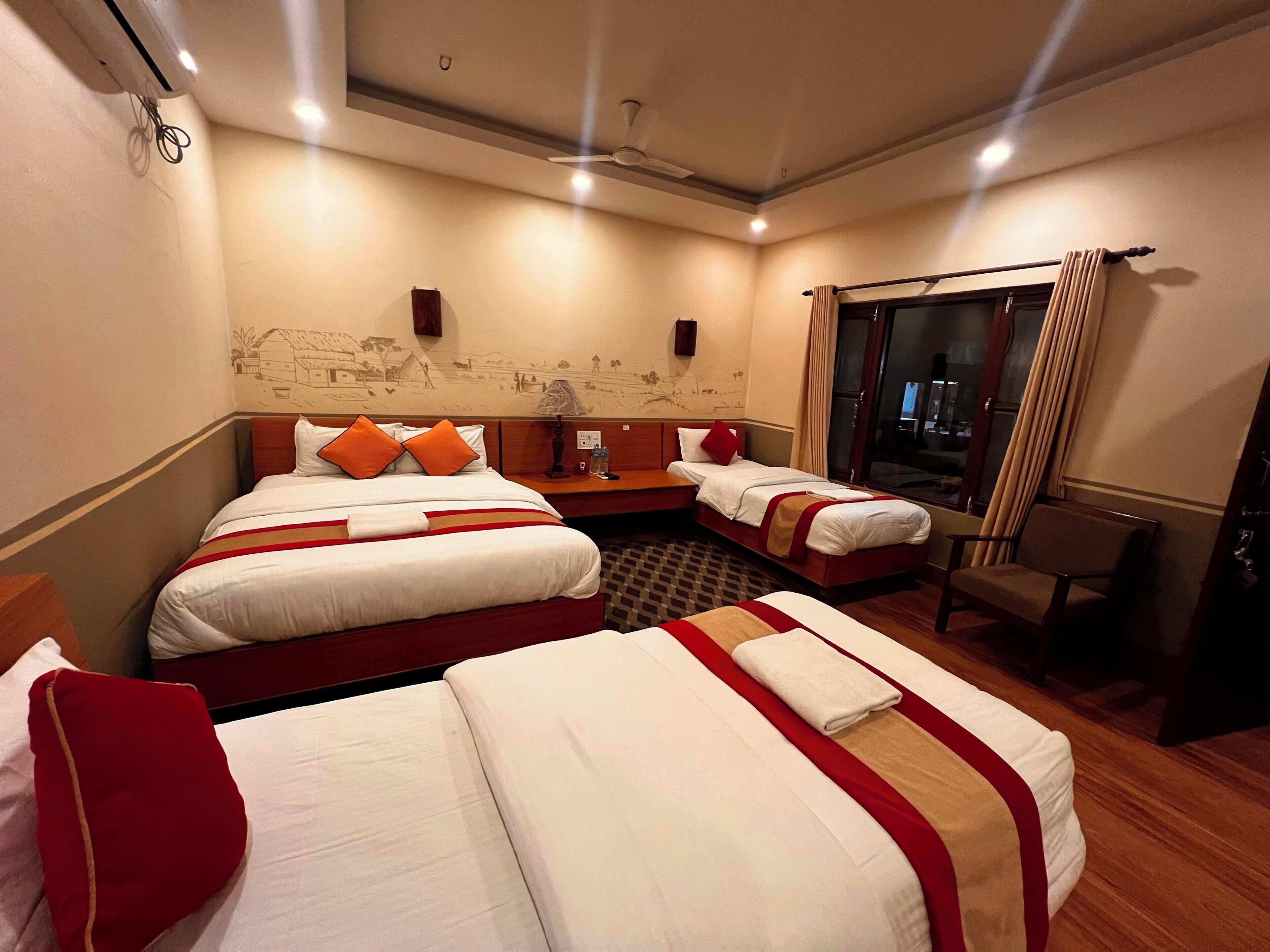 Habitación cuádruple Deluxe | Caja de seguridad en la habitación y escritorio 