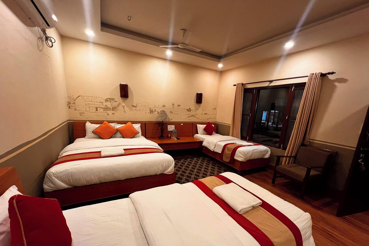Deluxe Quadruple Room | In-room safe, desk, iron/ironing board, free WiFi