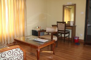 Habitació Deluxe | Caixa forta a l'habitació, escriptori i planxa i posts de planxar 