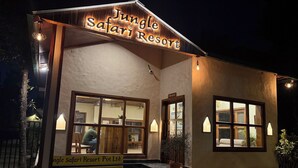 Un bâtiment sur lequel on peut lire l’inscription : « Jungle Safari Resort ».