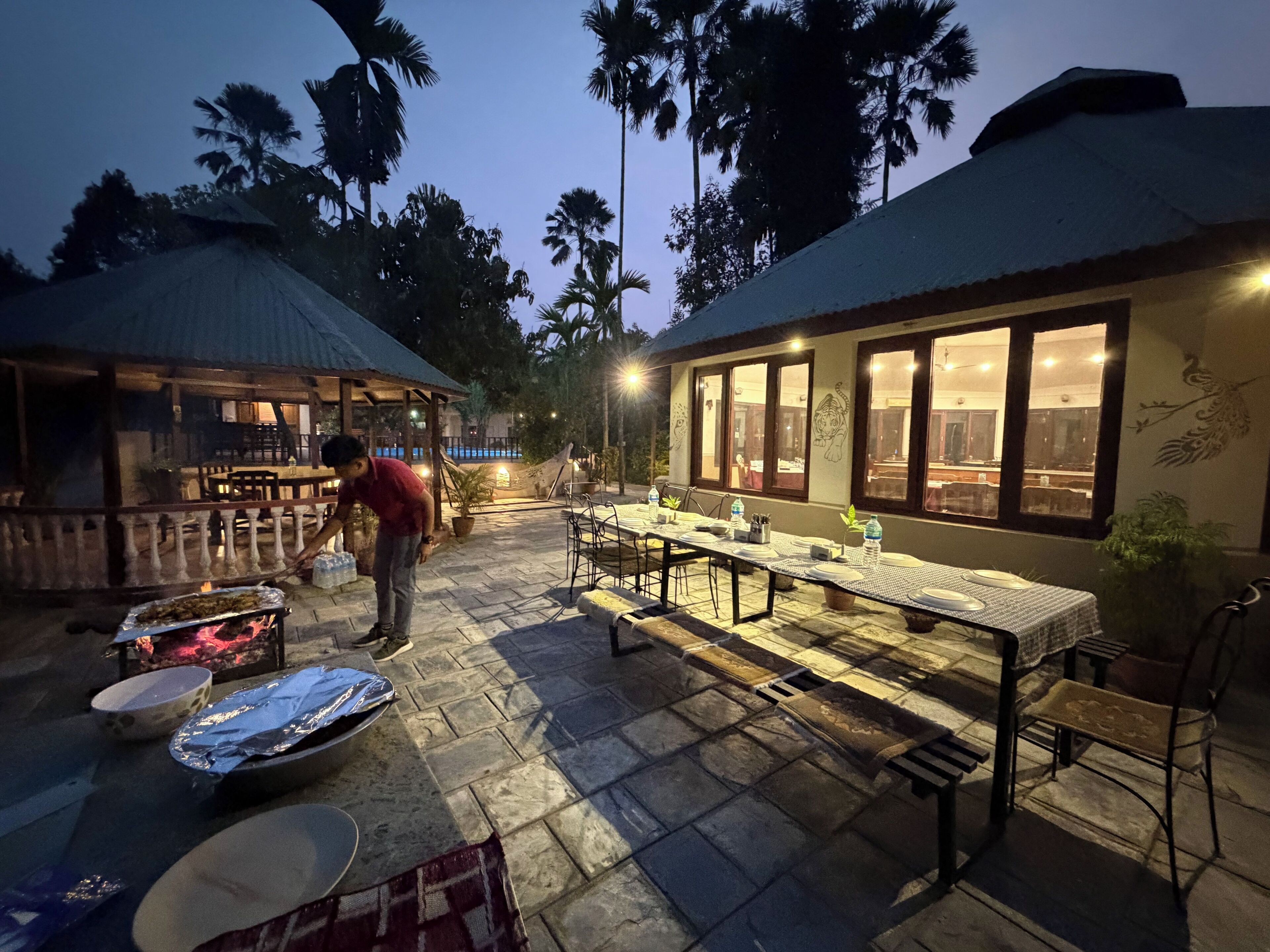 Lunch and dinner served, international cuisine