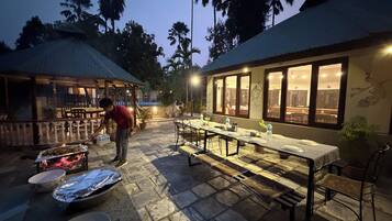 Lunch and dinner served, international cuisine