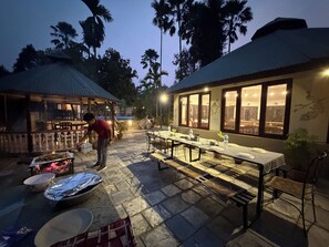 Lunch and dinner served, international cuisine