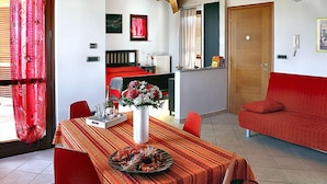 Loft Deluks | Makan di kamar