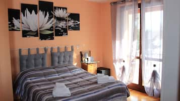 Deluxe Room | Minibar, in-room safe, free cribs/infant beds, free WiFi