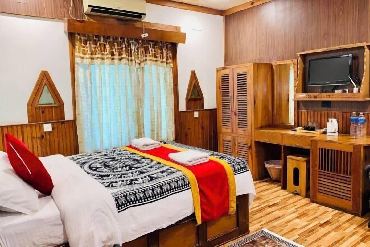 Premium bedding, in-room safe, soundproofing, free WiFi