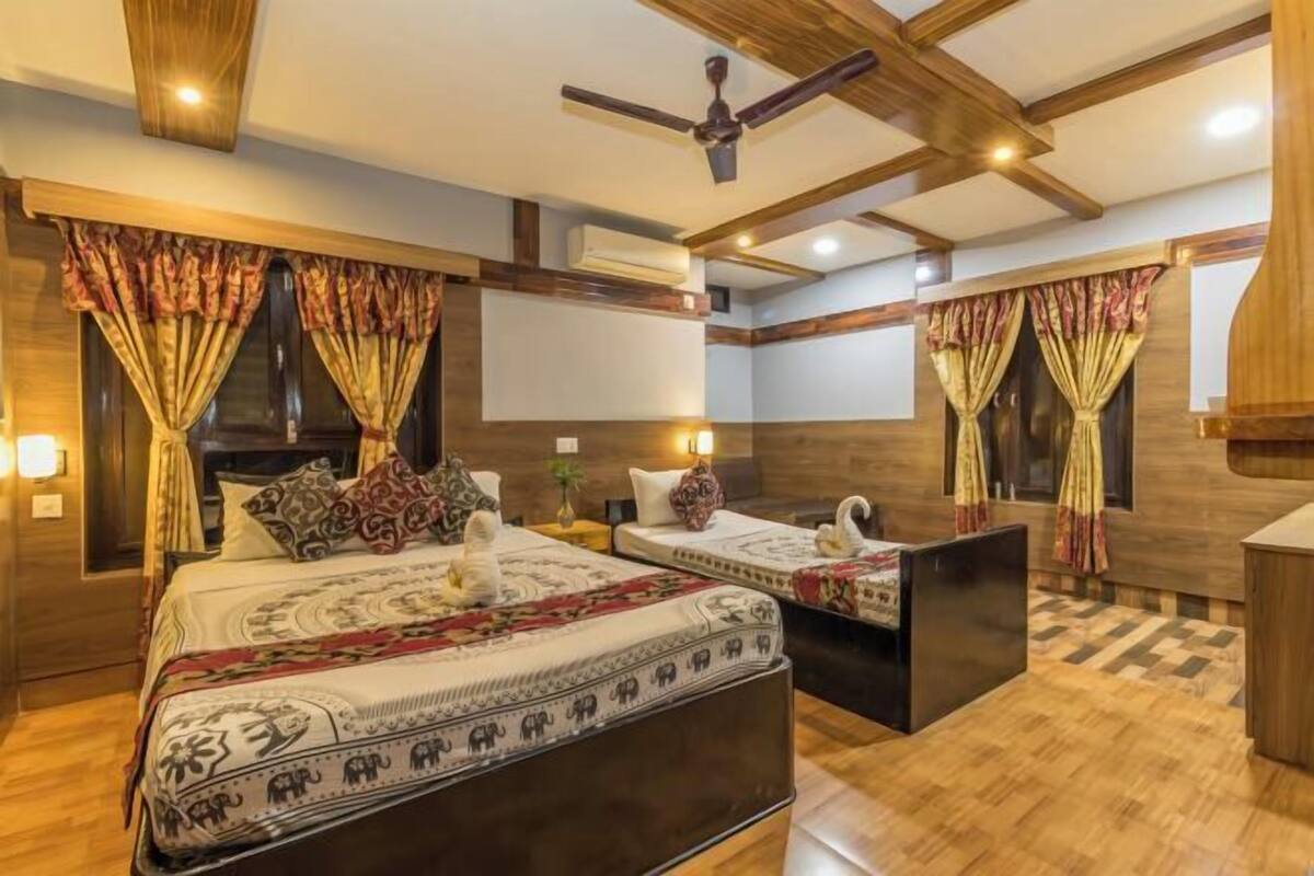 Premium bedding, in-room safe, soundproofing, free WiFi