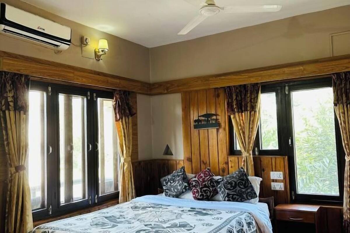 Premium bedding, in-room safe, soundproofing, free WiFi