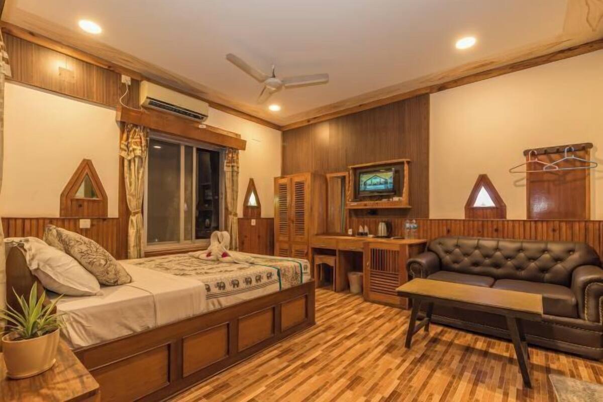 Premium bedding, in-room safe, soundproofing, free WiFi